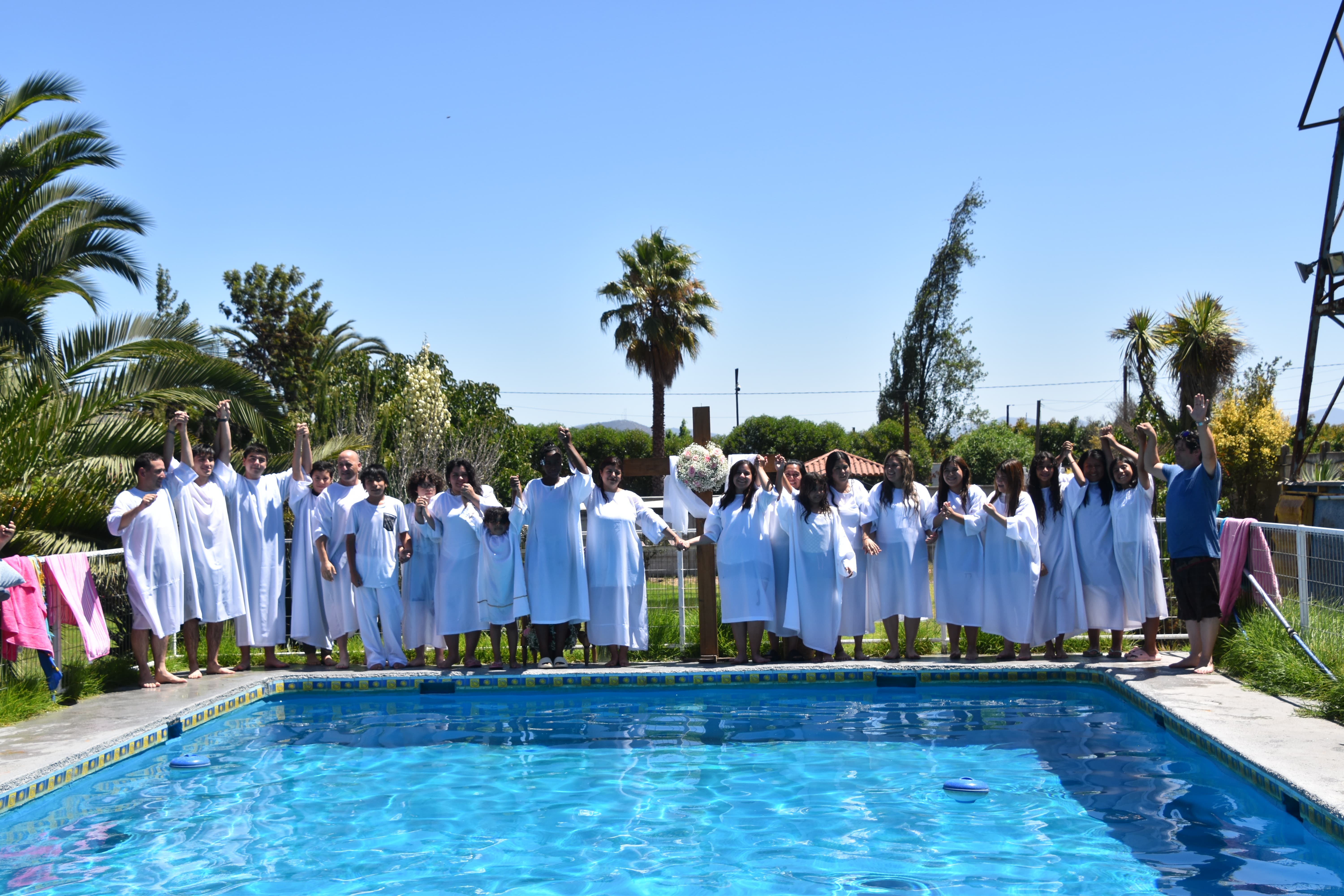 ¡Un Valiente Paso de Fe! Emotiva y Solemne Ceremonia de Bautismos en Agua
